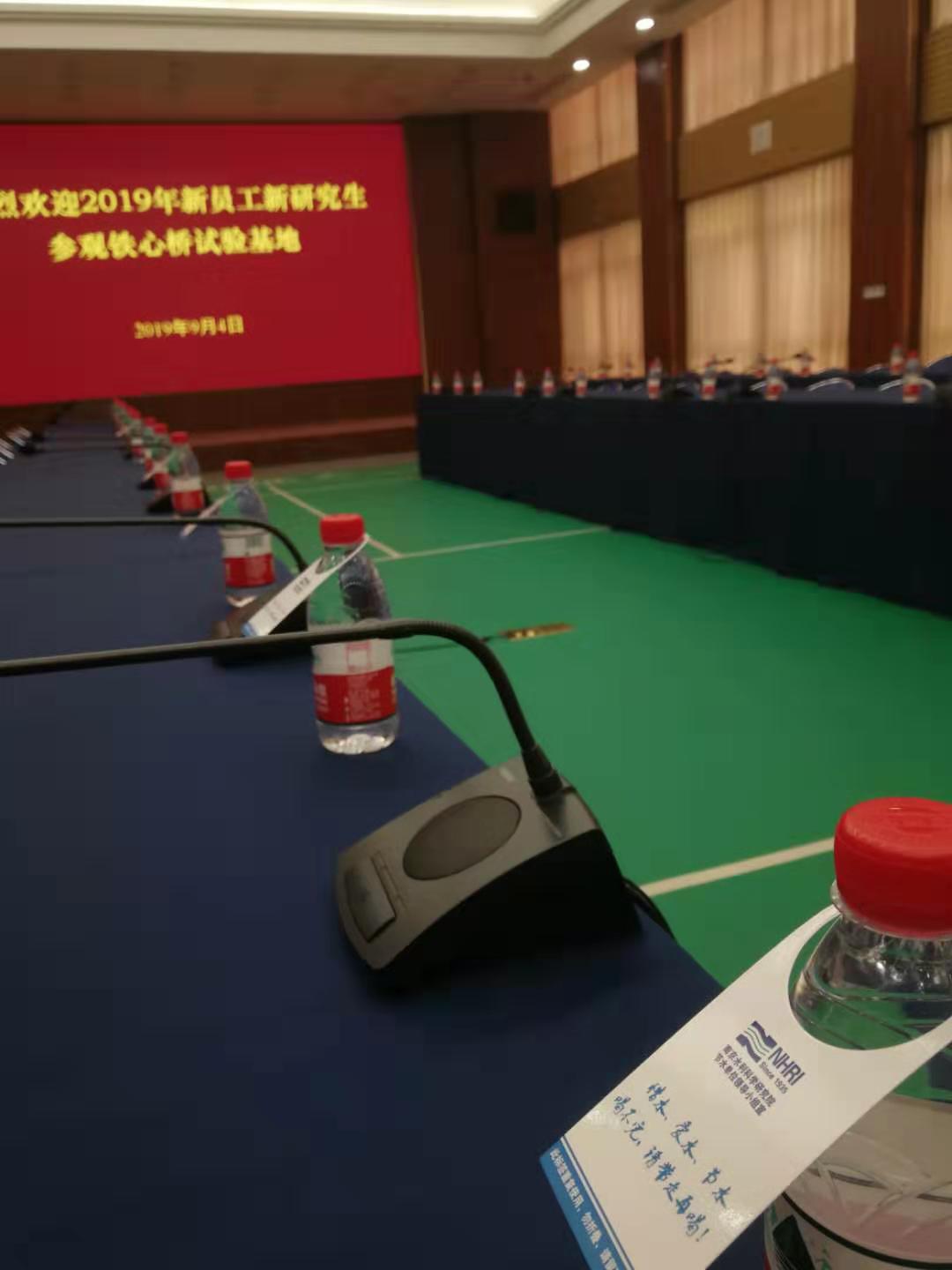 在会场提供矿泉水瓶上挂节水标牌